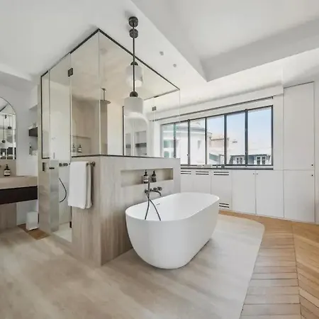 Apartment Sublime Avenue Montaigne Paris